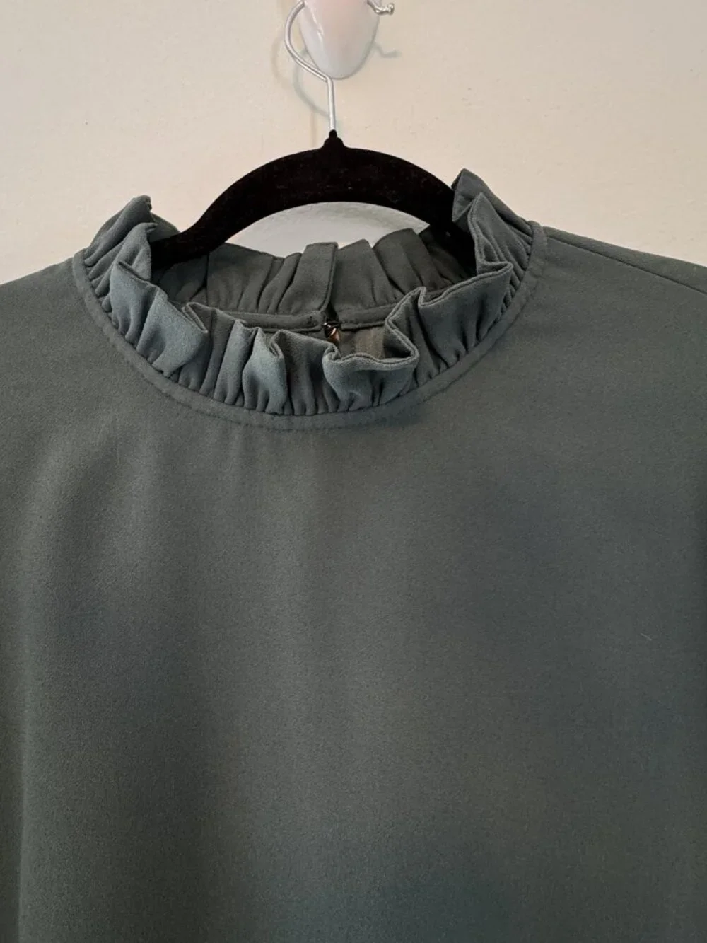 J.Crew Green Ruffle Neck Long Sleeve Crepe Blouse Women’s Large - MF0536